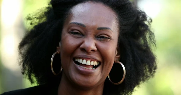 アフリカの女性は笑って笑っている 黒人女性本物の笑い — ストック写真