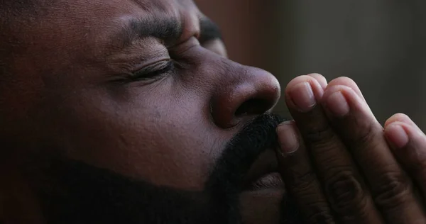 Hombre Africano Buscando Ayuda Dios Persona Mirando Cielo Queriendo Esperanza — Foto de Stock