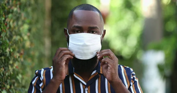 Homem Africano Pôr Máscara Cirúrgica Olhar Para Câmara Prevenção Covid — Fotografia de Stock