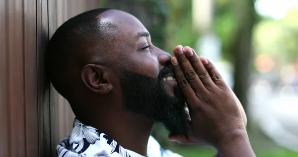 Pozitif Afrikalı adam ruhani ve mutlu hissediyor. Ümitli ve sadık kişi