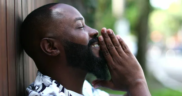 Homem Africano Positivo Sentindo Espiritual Feliz Pessoa Esperançosa Fiel — Fotografia de Stock