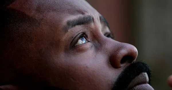 Endişeli Siyah Afrikalı Adam Gökyüzüne Bakıp Tanrı Dan Yardım Istiyor — Stok fotoğraf