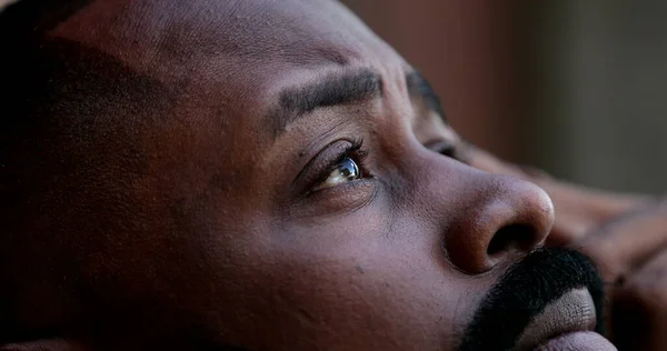 Pensivo Preocupado Negro Africano Homem Close Olhos Olhando Para Céu — Fotografia de Stock