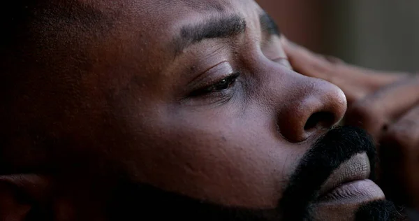 Pensativo Preocupado Hombre Africano Negro Ojos Cerca Mirando Hacia Cielo —  Fotos de Stock