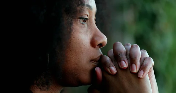 Düşünceli Siyah Kadın Dua Ediyor Düşünceli Afrikalı Yardım Istiyor — Stok fotoğraf