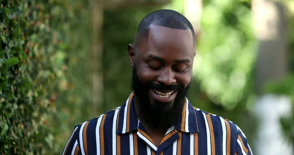 Mutlu Siyah Afrikalı Dışarıda Gülümsüyor — Stok fotoğraf