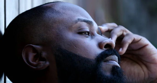 Hombre Negro Pensativo Persona Africana Contemplativa Mirando Cerca Cara —  Fotos de Stock