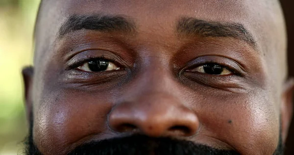 Mutlu Afrikalı Siyah Adam Gülümsüyor — Stok fotoğraf