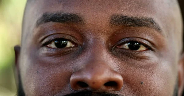 Makro Yakın Çekim Gözler Afrikalı Siyah Adam Kameraya Bakıyor — Stok fotoğraf