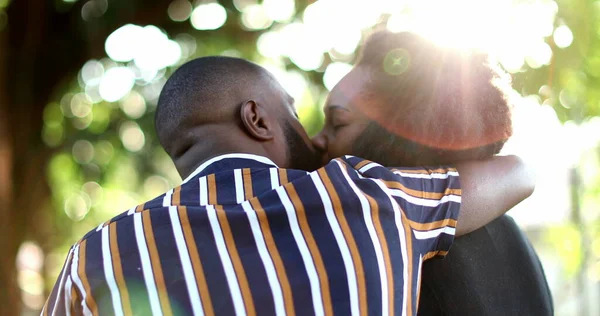 夫は公園の外で妻を受け入れキス アフリカのカップルのロマンチックな瞬間のバックビュー — ストック写真