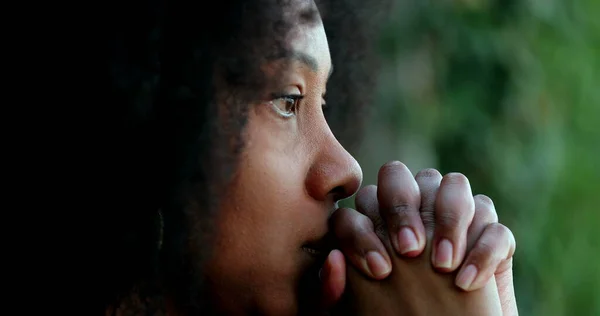 Donna Africana Nera Che Prega Dio Cercando Una Soluzione Problemi — Foto Stock
