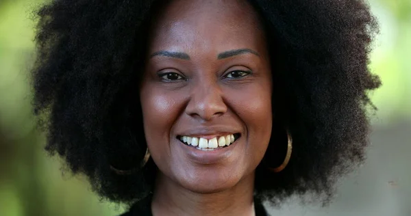 Mujer Africana Sonriendo Cerca Mirando Cámara — Foto de Stock