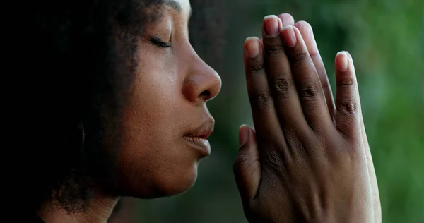 Afrikalı kadın Tanrı 'ya dua ediyor