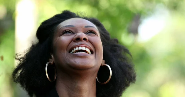 Afrikanerin Lacht Und Lächelt Schwarze Dame Authentisches Lachen — Stockfoto