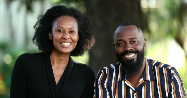 公園の外のカメラで微笑んだ二人のアフリカ人カップル — ストック写真