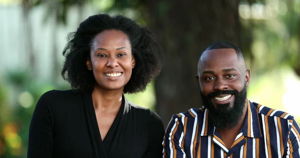 若い黒人夫婦が公園に座っている 結婚したアフリカ人の夫と妻 — ストック写真