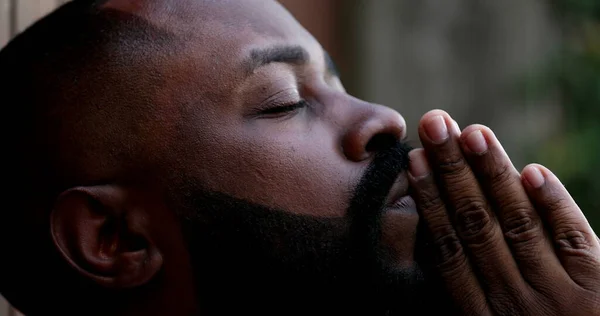 Endişeli Siyah Adam Yakın Plan Yüzü Endişeli Afrikalı Adam 2Color — Stok fotoğraf