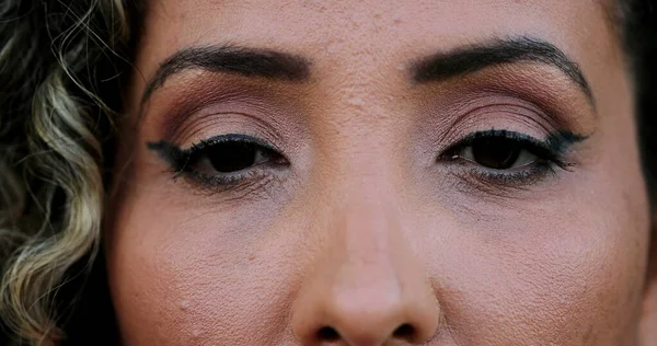 Close Hispanik Mata Wanita Melihat Kamera Sedih Orang Termenung Melihat — Stok Foto