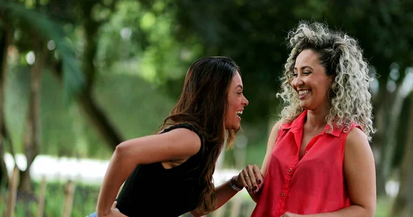 Upřímné Ženy Spolu Smějí Skutečný Život Směje Usmívá Lidé Mluví — Stock fotografie