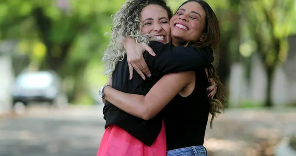 Candid Vrienden Knuffelen Omhelzen Gelukkig Twee Vrouwen Zien Elkaar — Stockfoto