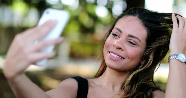 Jovem Brasileira Tirando Selfie Com Dispositivo Smartphone — Fotografia de Stock