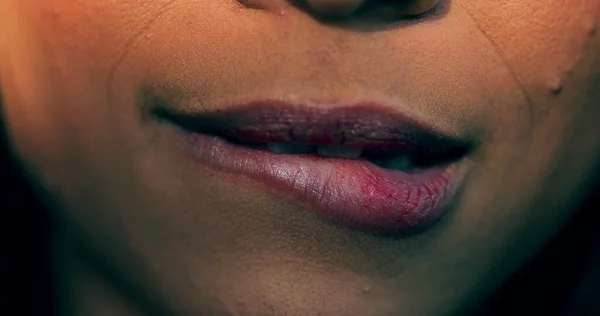 Negro Mujer Macro Primeros Planos Labios Morder Labio Sensual Sexy —  Fotos de Stock