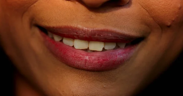 Czarny Kobieta Usta Czerwony Szminka Usta Zbliżenie — Zdjęcie stockowe