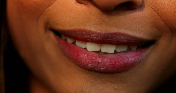 Labios Mujer Negra Labial Rojo Boca Primer Plano — Foto de Stock