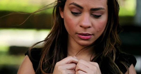 Mujer Hispana Ansiosa Poniendo Mano Pecho Sintiendo Nerviosismo — Foto de Stock