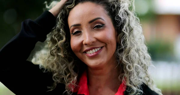 Впевнена Латинська Іспаномовний Жіночий Портрет Регулює Волосся Піджак — стокове фото