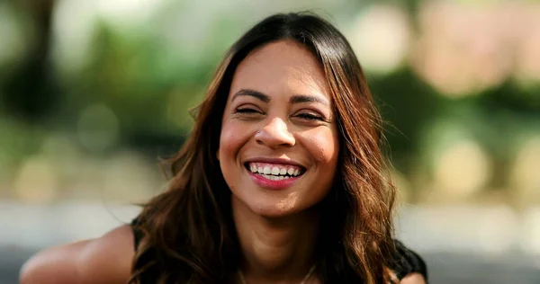 Glückliche Hispanische Frau Lachend Und Lächelnd Person Wirklichen Leben Lachen — Stockfoto