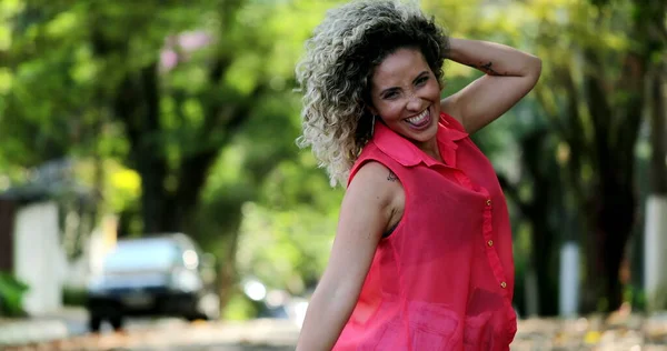 Mulher Hispânica Feliz Dançando Fora Celebrando Vida — Fotografia de Stock