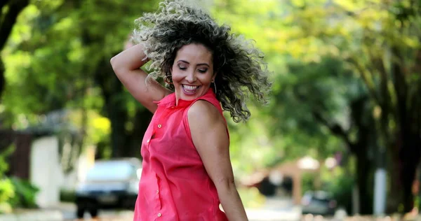 Mujer Hispana Feliz Bailando Afuera Celebrando Vida —  Fotos de Stock