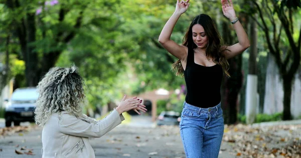 Mulheres Latinas Hispânicas Felizes Dançando Rua — Fotografia de Stock