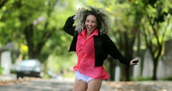 Rolig Kvinna Firar Prestation Och Framgång Person Dansar Med Glädje — Stockfoto