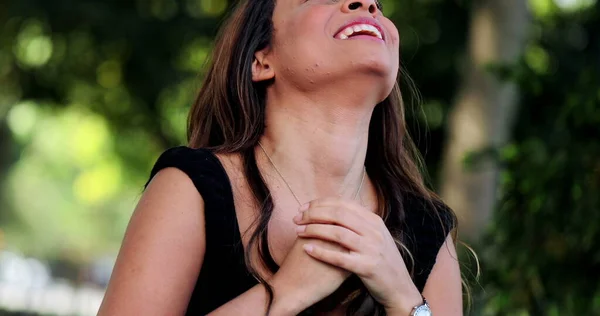 Chica Feliz Riendo Sonriendo Vida Real Auténtica Risa Persona Alegre — Foto de Stock