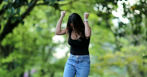 Chica Feliz Celebrando Éxito Logro Mujer Levantando Brazos Aire Postura — Foto de Stock