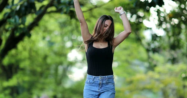 Chica Feliz Celebrando Éxito Logro Mujer Levantando Brazos Aire Postura — Foto de Stock