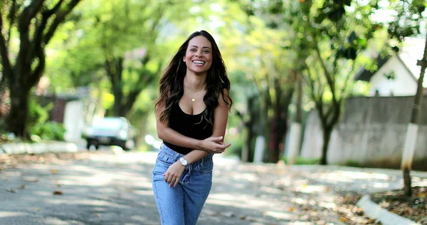 Chica Rebotando Pechos Feliz Bailando Fuera — Foto de Stock