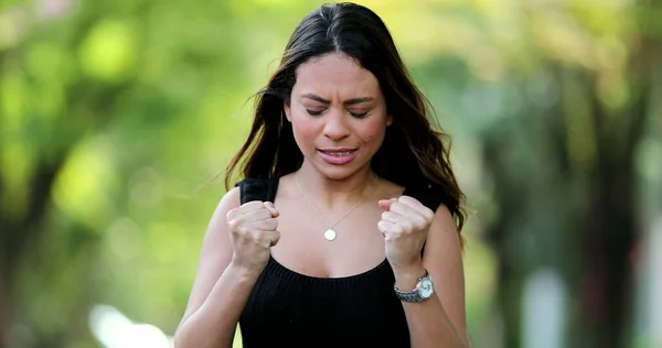 Grappig Gefrustreerd Schattig Latino Jonge Vrouw Gebaren Met Handen Buiten — Stockfoto