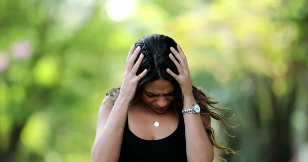 Grappige Boze Spaanse Vrouw Schreeuwend Tegen Camera Verwarde Gefrustreerde Persoon — Stockfoto
