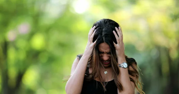 Divertida Mujer Hispana Enojada Gritándole Cámara Confundida Persona Frustrada —  Fotos de Stock