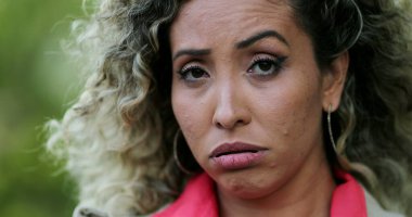 Hispanik kadın tiksinti hissediyor.