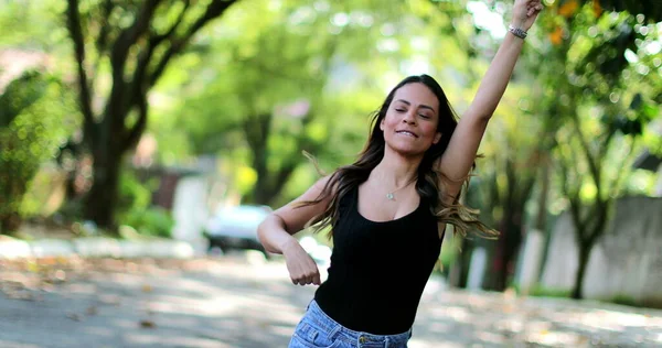 Mujer Feliz Celebrando Saltar Con Alegría Fuera Sintiendo Logro Alegría — Foto de Stock