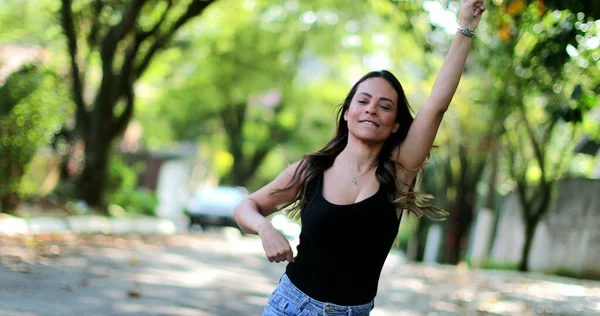 Lycklig Kvinna Firar Hoppning Med Glädje Utanför Känsla Glädje Prestation — Stockfoto
