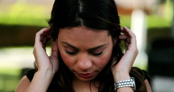 Een Latijns Meisje Dat Haar Haar Aanpast Vrouw Haar Aan — Stockfoto