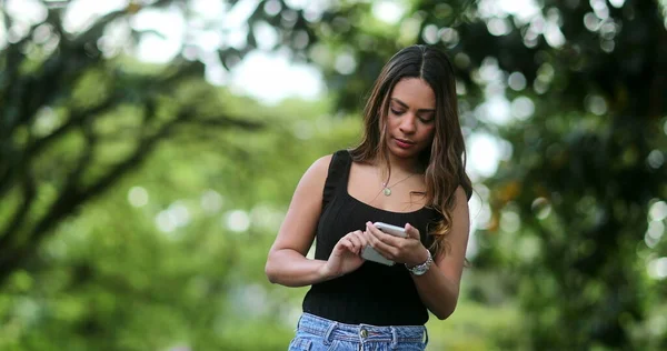 Mujer Brasileña Hispana Mirando Pantalla Del Teléfono Celular Afuera Naturaleza —  Fotos de Stock