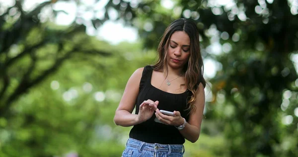 Mujer Brasileña Hispana Mirando Pantalla Del Teléfono Celular Afuera Naturaleza —  Fotos de Stock