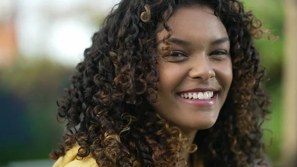 Retrato Una Joven Hispana Negra Feliz Mirando Cámara Joven Latina — Foto de Stock