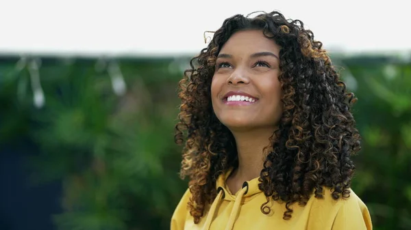 Szczęśliwa Afroamerykanka Bliska Spogląda Niebo Uśmiechnięta Jedna Pełna Nadziei Czarna — Zdjęcie stockowe
